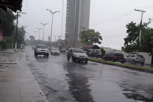 VÍDEOS: Após três dias consecutivos de fumaça, chuva chega em Manaus