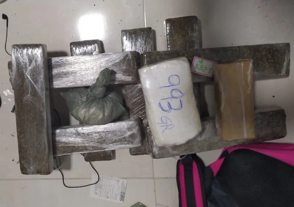 TO: Polícia encontra casa usada para distribuição de drogas e apreende anotações com endereços para onde eram enviadas encomendas
