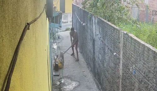 VÍDEO: Mulher é espancada com pernamanca após suposta tentativa de estupro, em Manaus