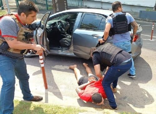VÍDEO: Supostos membros de facção são presos em saída de shopping de Manaus com arma e drogas