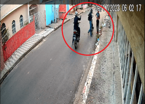 VÍDEO: Dupla aborda e assalta homem a caminho do trabalho, em Manaus