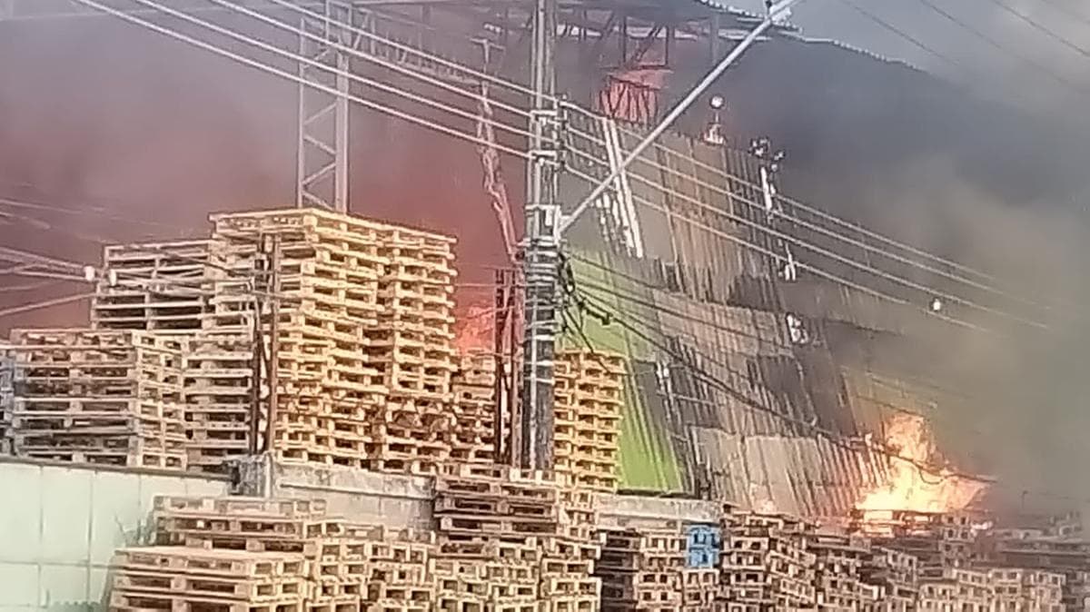 Incêndio de grandes proporções atinge fábrica de paletes no Jardim Mauá