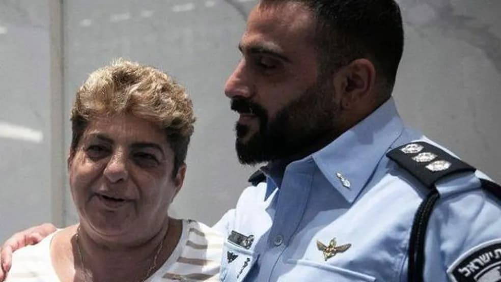 Idosa serve biscoitos e chás para &#8220;enrolar&#8221; integrantes do Hamas