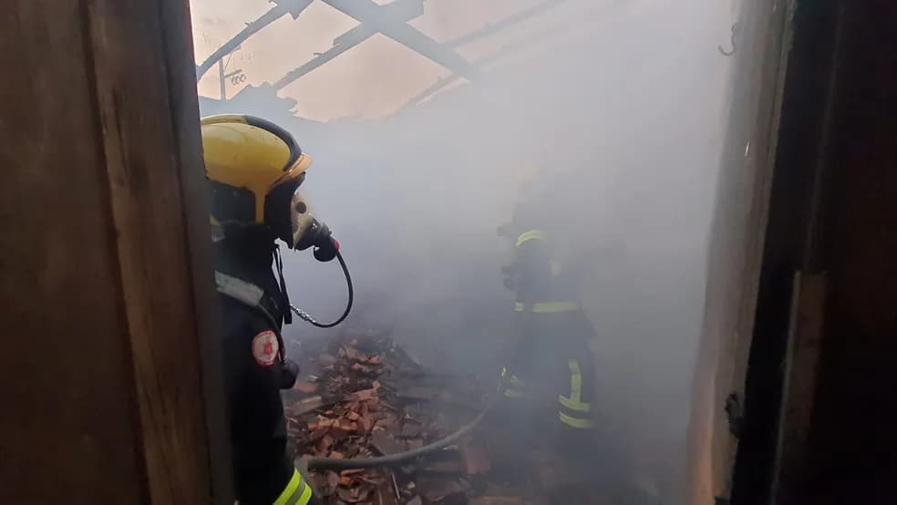 Mulher é encontrada com ferimentos perto de casa incendiada em Araguaína