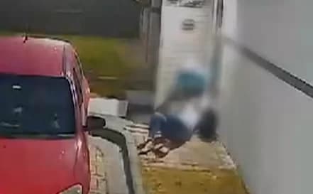 Vídeo: mulher é puxada pelos cabelos durante assalto