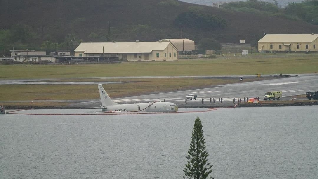VÍDEO: Avião da Marinha perde controle e cai em baía do Hawai com nove passageiros