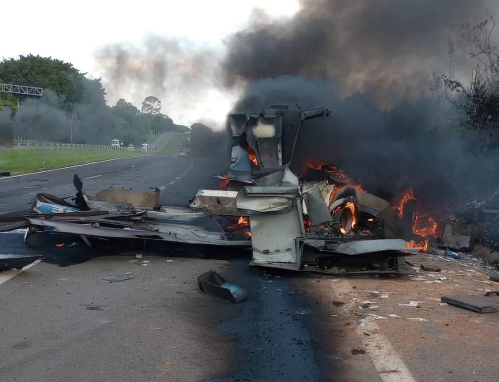 Bandidos explodem carro-forte e dinheiro fica espalhado em rodovia