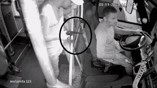 VÍDEO: Trio de assaltantes &#8216;toca terror&#8217; em transporte alternativo, em Manaus