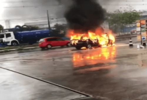 VÍDEO: Motor superaquece e carro pega fogo em posto de combustíveis, em Manaus