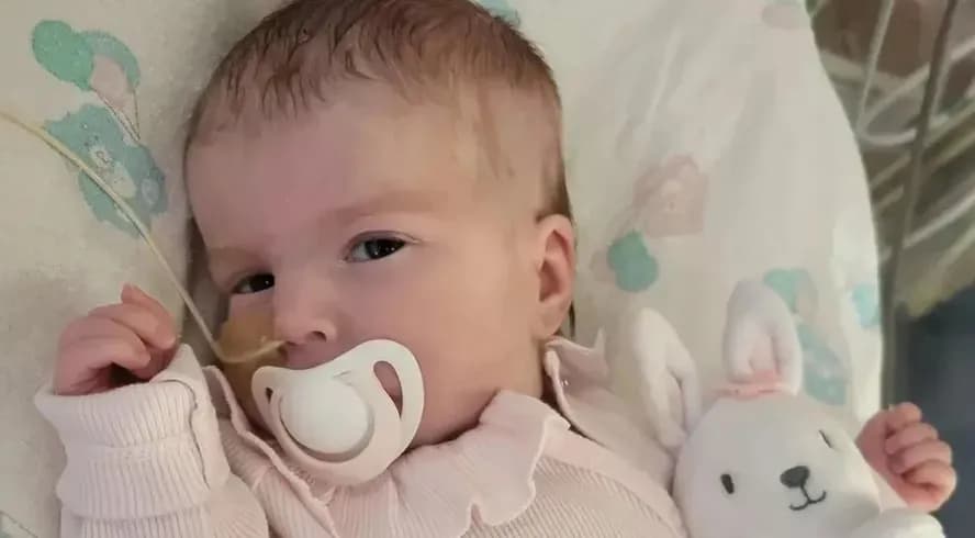 Justiça britânica manda desligar aparelhos de bebê