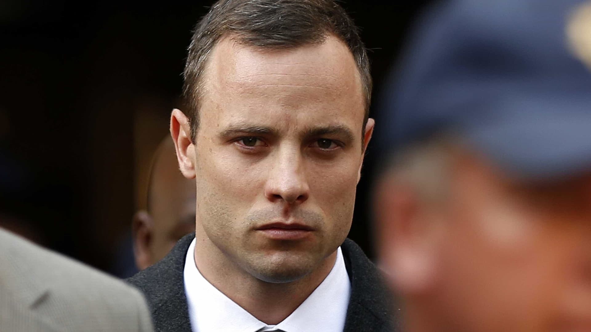 Dez anos após matar a namorada, ex-atleta Oscar Pistorius recebe condicional