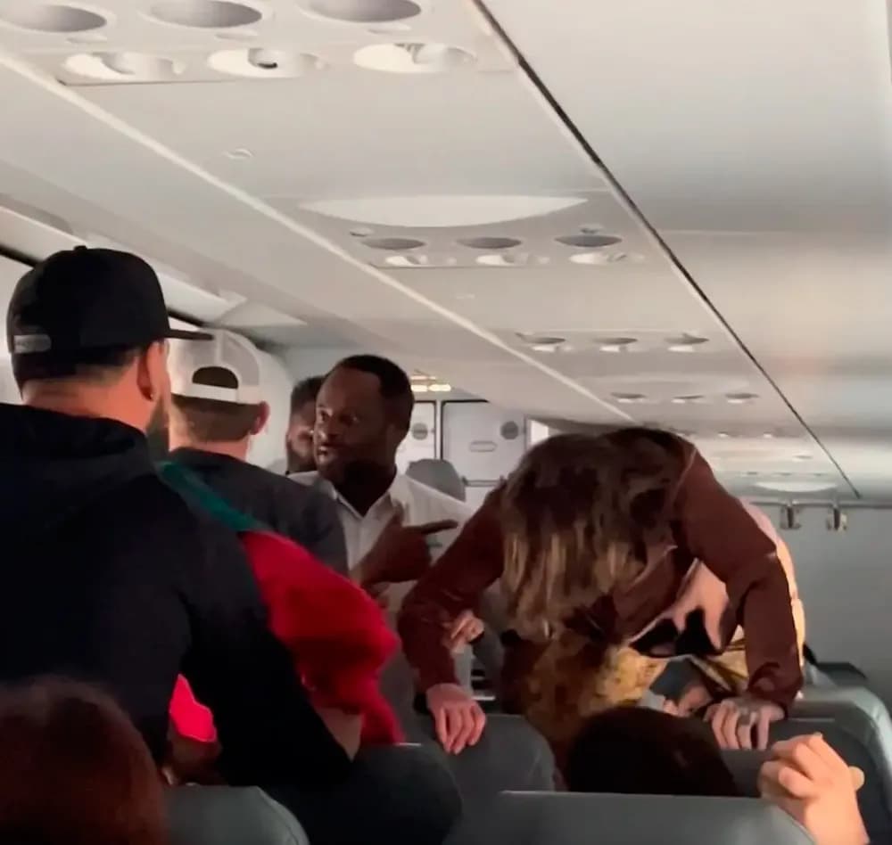 VÍDEO: Mulher &#8220;possuída&#8221; causa pânico dentro de avião nos EUA