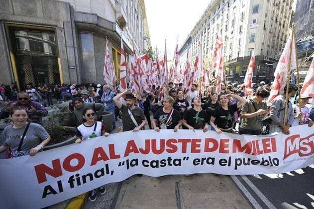 Manifestantes desafiam governo Milei e começam a se aglomerar