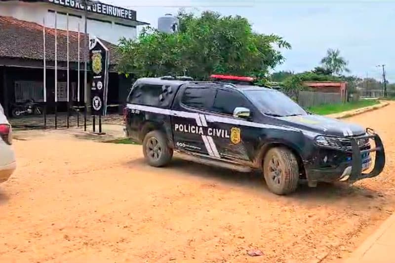 Pai e madrasta são presos por manterem criança de 10 anos em casa de cachorro, no interior do AM