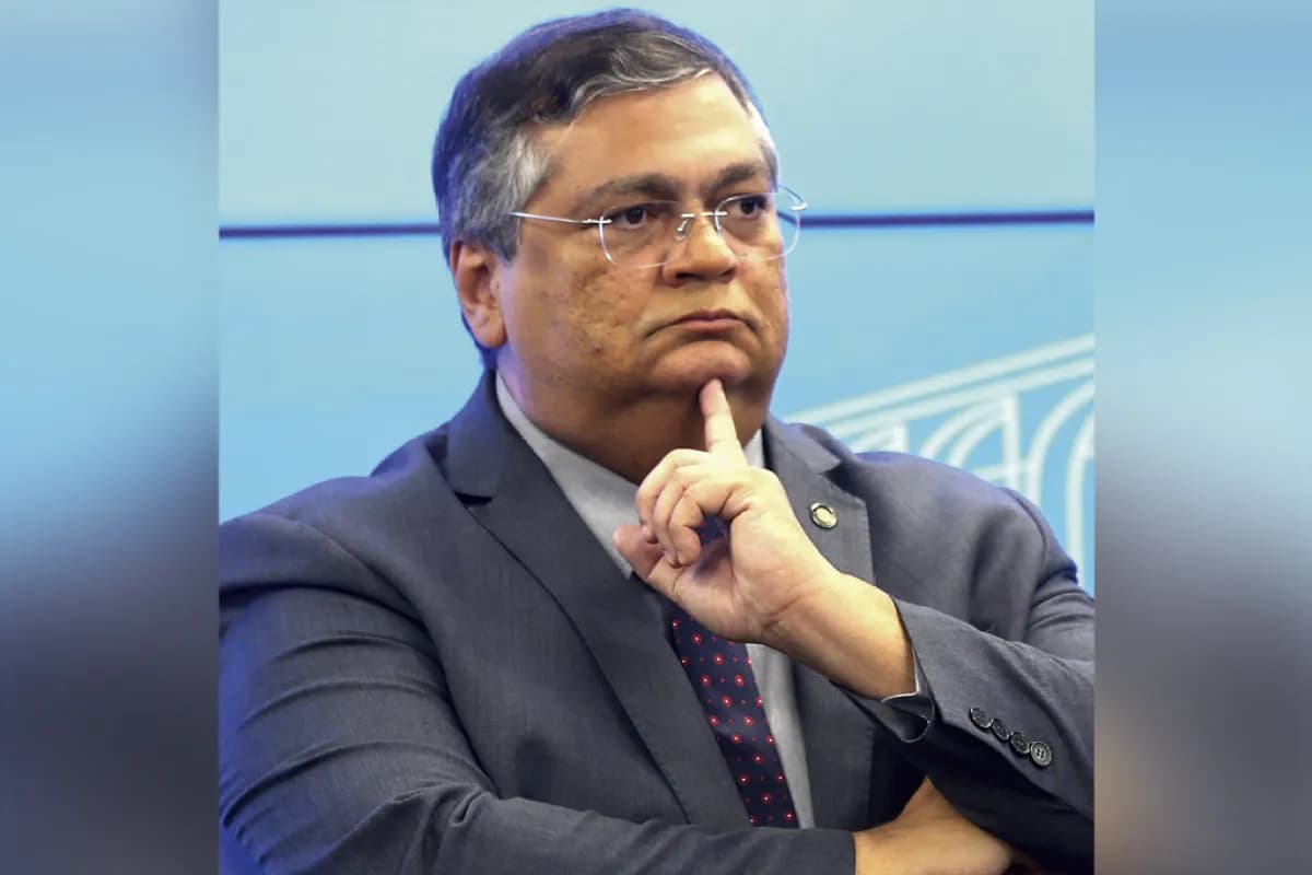 Dino cassa aposentadoria de delegado condenado por desviar dinheiro de impostos federais
