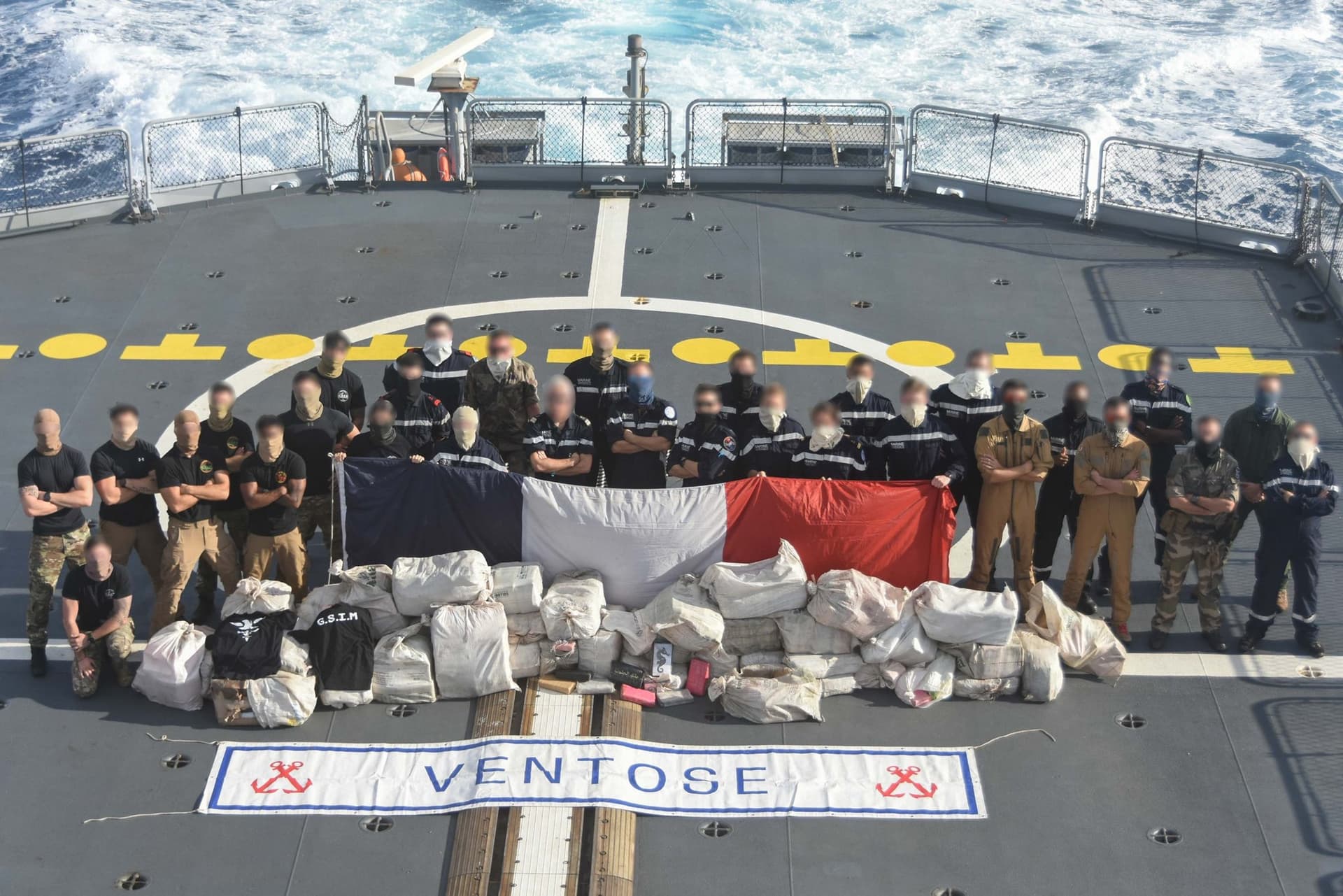 Marinha francesa apreende 1,2 tonelada de cocaína em veleiro