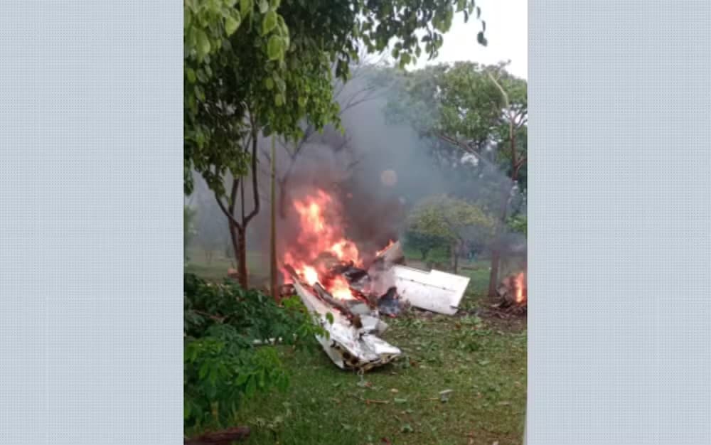 Avião de pequeno porte cai e quatros pessoas morrem em SP