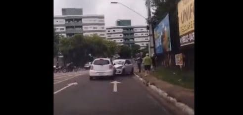 VÍDEO: Carros colidem após um deles invadir a contramão na zona Oeste de Manaus