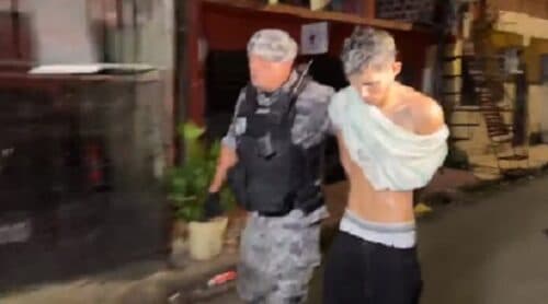 VÍDEOS: Polícia prende um dos suspeitos atirar contra viatura em Manaus; veja momento do ataque