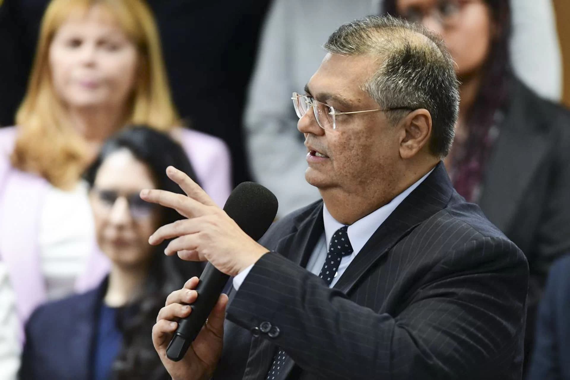 Flávio Dino anuncia recompensas de até R$ 100 mil por denúncias sobre líderes de facções
