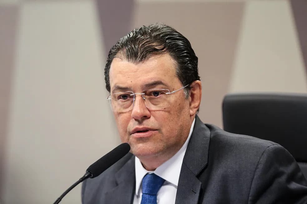 Relator da reforma tributária, Eduardo Braga inclui armas e munições em Imposto Seletivo