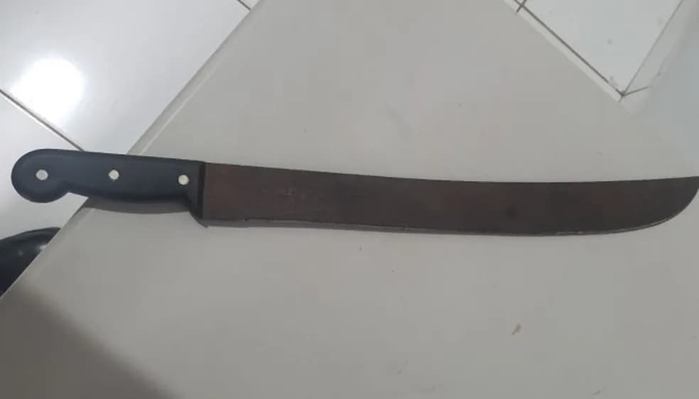 Homem é preso por desrespeitar medida protetiva e agredir ex-mulher com facão