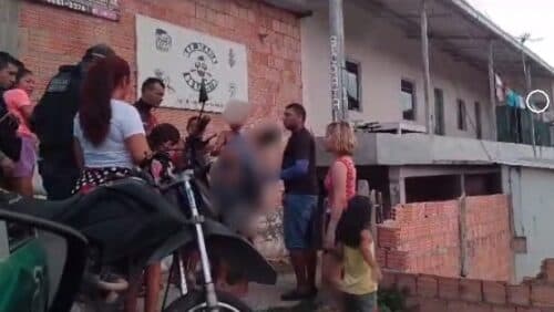 VÍDEO: Filho carrega pai, morto eletrocutado, e pede ajuda no meio da rua, em Manaus