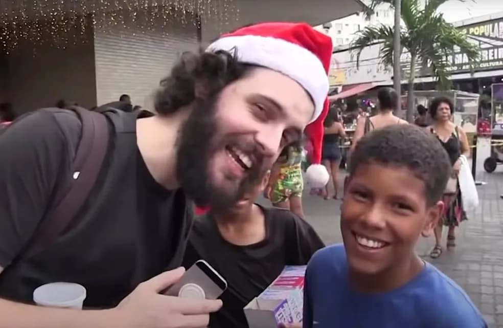 &#8220;Valeu natalina&#8221;: Família de jovem que viralizou pede indenização por direito de imagem