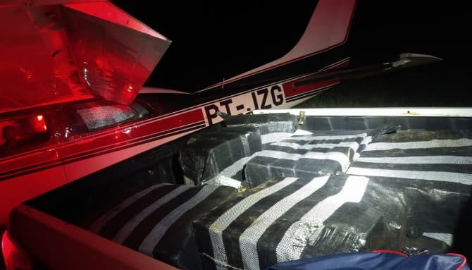 Polícia apreende 420 kg de drogas em avião que fez pouso de emergência no Tocantins