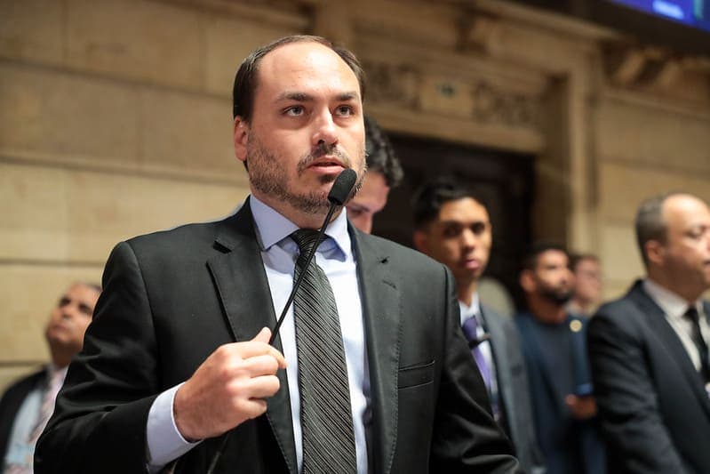 Carlos Bolsonaro é chamado para prestar depoimento à PF sobre o caso Abin