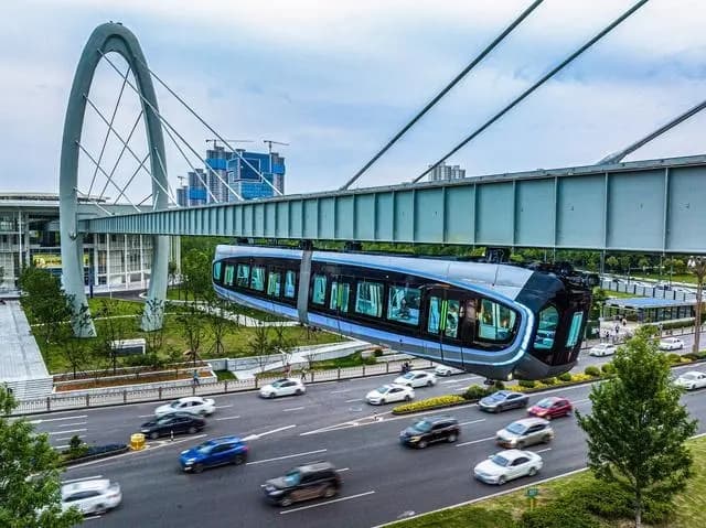 VÍDEO: China oferece transporte diferenciado com monotrilho suspenso