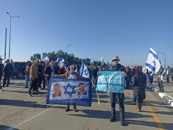 VÍDEO: Israelenses impedem entrada de ajuda em Gaza em protesto pelos reféns e soldados mortos