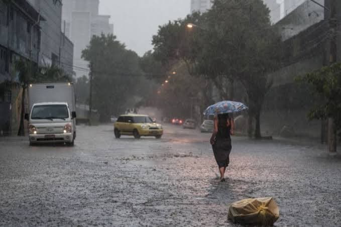Inmet alerta para chuvas intensas em 12 estados e no Distrito Federal; confira