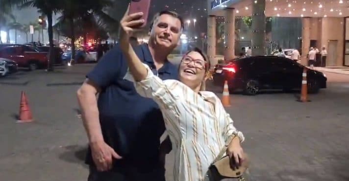 Bolsonaro posa com &#8216;sósia&#8217; de Janja e foto viraliza na internet