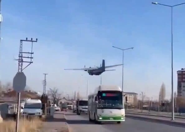 VÍDEO: Avião militar em pane faz voo rasante, na Turquia