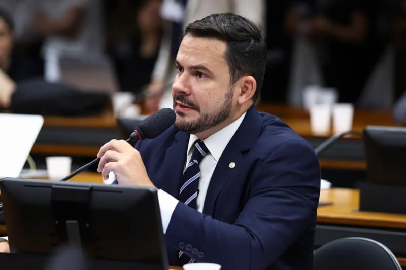 Alberto Neto critica decreto que limita aquisição de armas de fogo: &#8220;O governo do PT não entende nada de segurança pública&#8221;