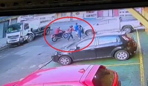 VÍDEO: Dupla rende casal e toma celular de mulher no meio da rua, em Manaus