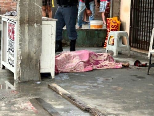 VÍDEO: &#8216;Pistoleiros&#8217; executam peixeiro enquanto fechava banca, em Manaus