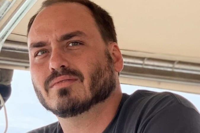 Carlos Bolsonaro é removido do grupo de WhatsApp da Câmara do Rio após operação da PF
