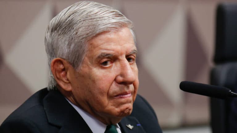 Moraes manda PF fazer perícia médica em Augusto Heleno após defesa alegar Alzheimer