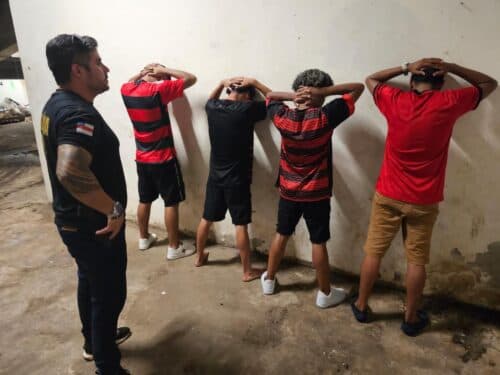 VÍDEO: torcedores do Flamengo invadem campo, tentam tirar fotos com jogadores e terminam presos, em Manaus