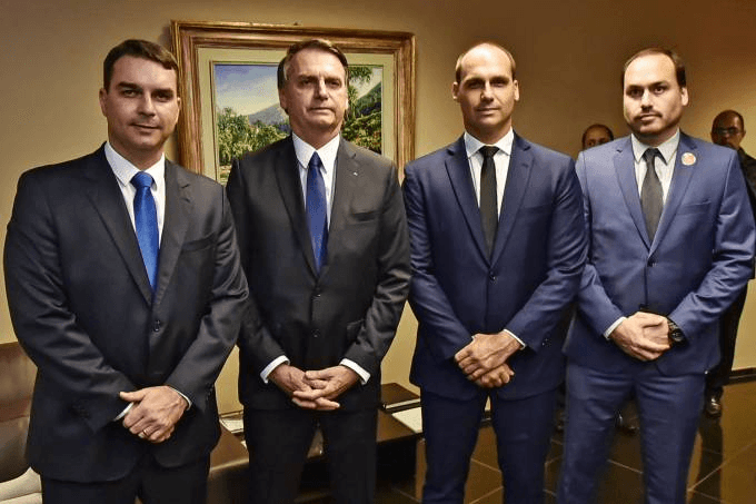 Família Bolsonaro anuncia live para articular a direita nas eleições municipais de 2024