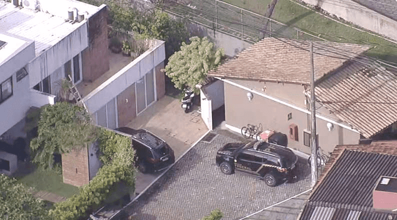 Carlos Bolsonaro posta vídeo de sua casa após operação da PF: &#8220;Coisas reviradas&#8221;