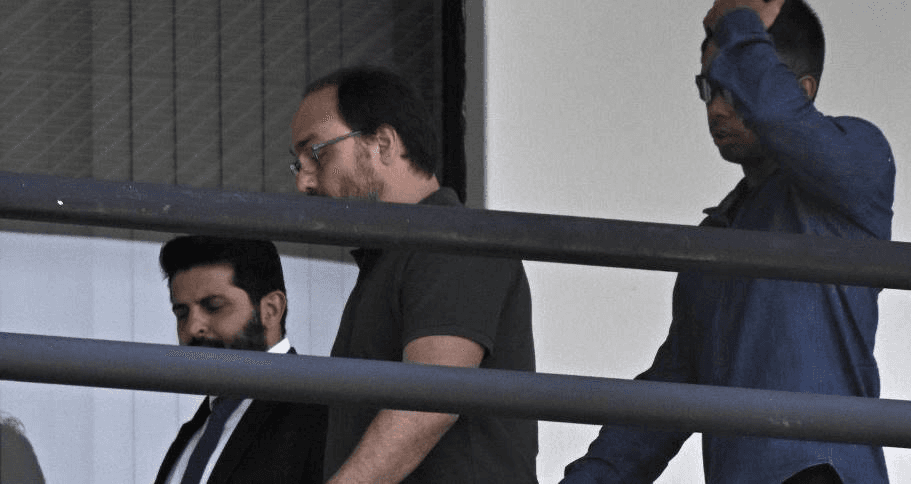 Carlos Bolsonaro presta depoimento de menos de uma hora à PF no Rio
