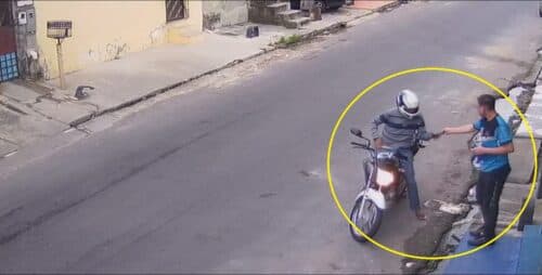 VÍDEO: Assaltante rouba homem que aguardava &#8216;rota&#8217; para ir ao trabalho na porta de casa, em Manaus