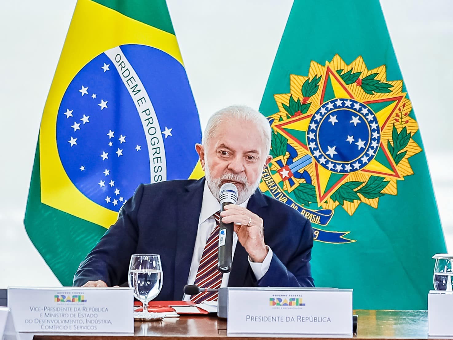 Lula diz que irá &#8216;pisar no freio&#8217; no lançamento de novos programas federais