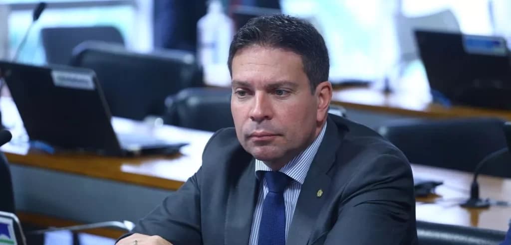Moraes ordena perda de mandato de Ramagem; nos EUA, deputado ataca ministro