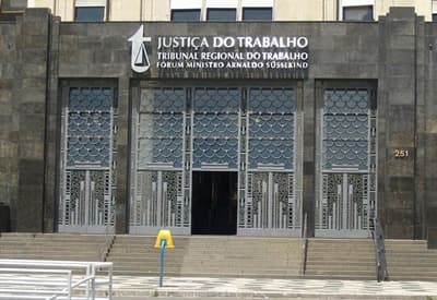 Servidores do TRT-1 protestam contra condições precárias de trabalho