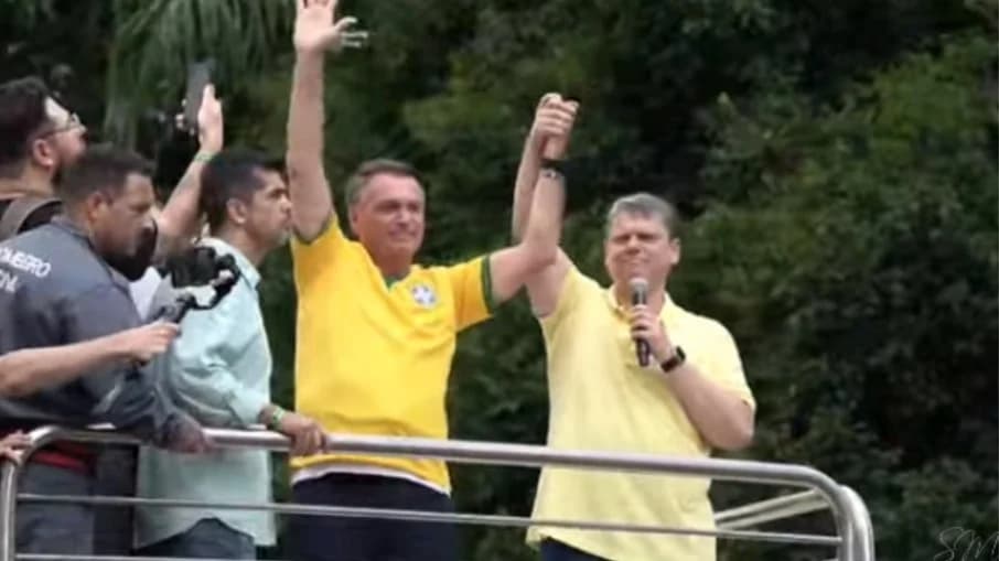 Em entrevista, Tarcísio diz que seu primeiro ato, se for presidente, será conceder indulto a Bolsonaro