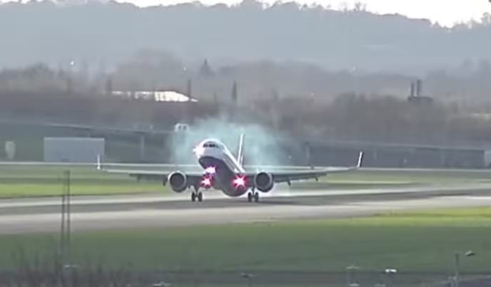 VÍDEO: Avião aborta pouso por causa de ventos fortes em aeroporto de Londres